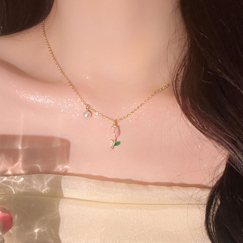 Women's Pearl Necklace with Tulip Design – Elegant and Modern