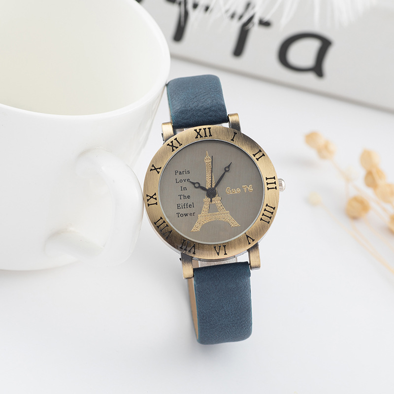 A versatile leather watch with a Roman numeral design (Blue)