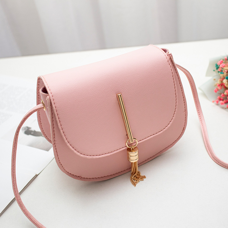 An elegant women's shoulder bag that adds an attractive and unique touch (Pink)
