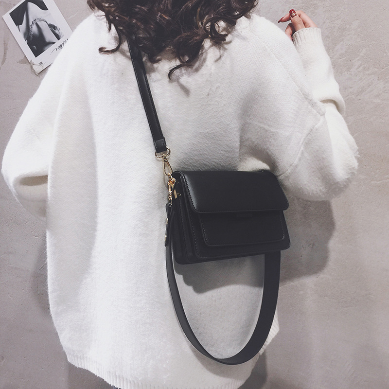 A small bag with a distinctive character, blending classic design with a Western spirit (Black)