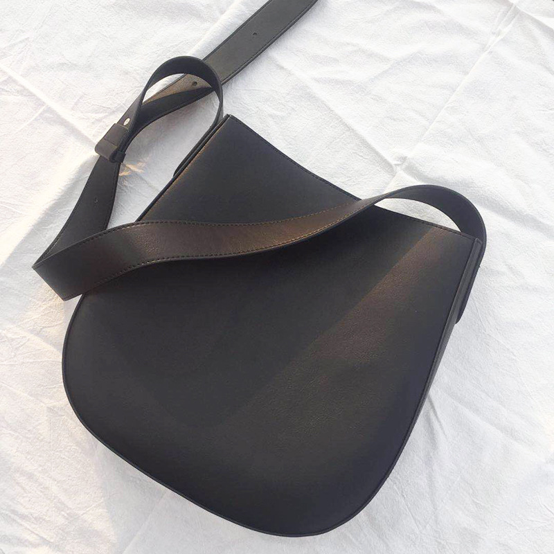 Spacious and Practical Bag with an Elegant Design – Perfect for Shoulder or Crossbody Wear (Black)