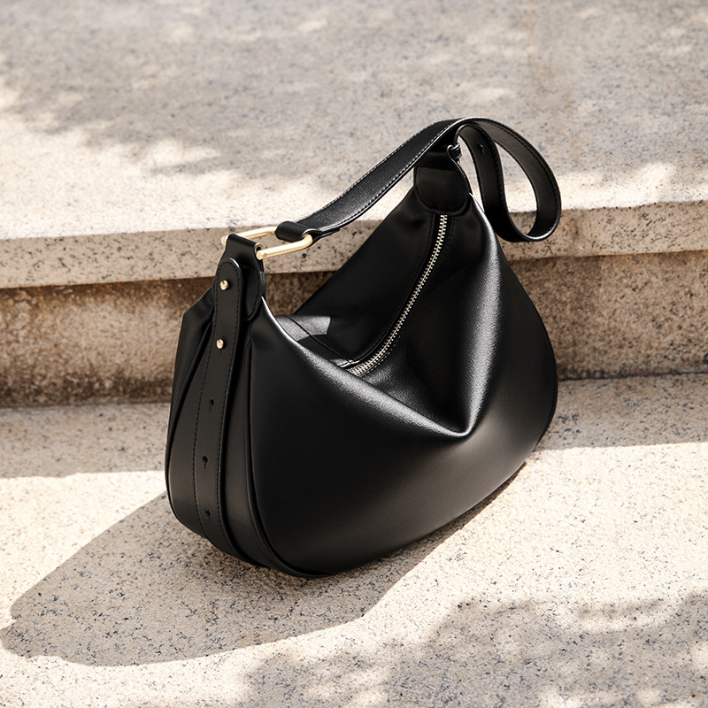 A luxurious dumpling bag with an elegant and modern design for autumn and winter, crafted from high-quality materials (Black)