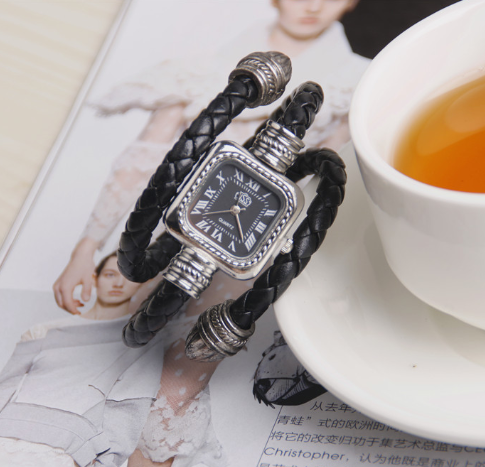 Quartz Watch with an Elegant Design Bracelet (Black)