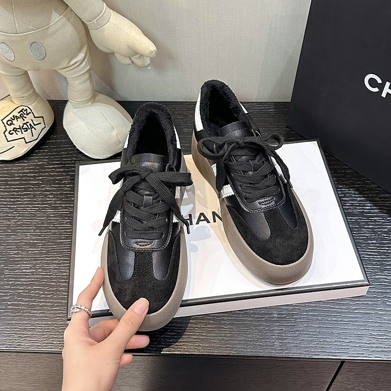 Trendy girls' sneakers with an elegant design and a comfortable round toe (32, Black Plus Velvet)