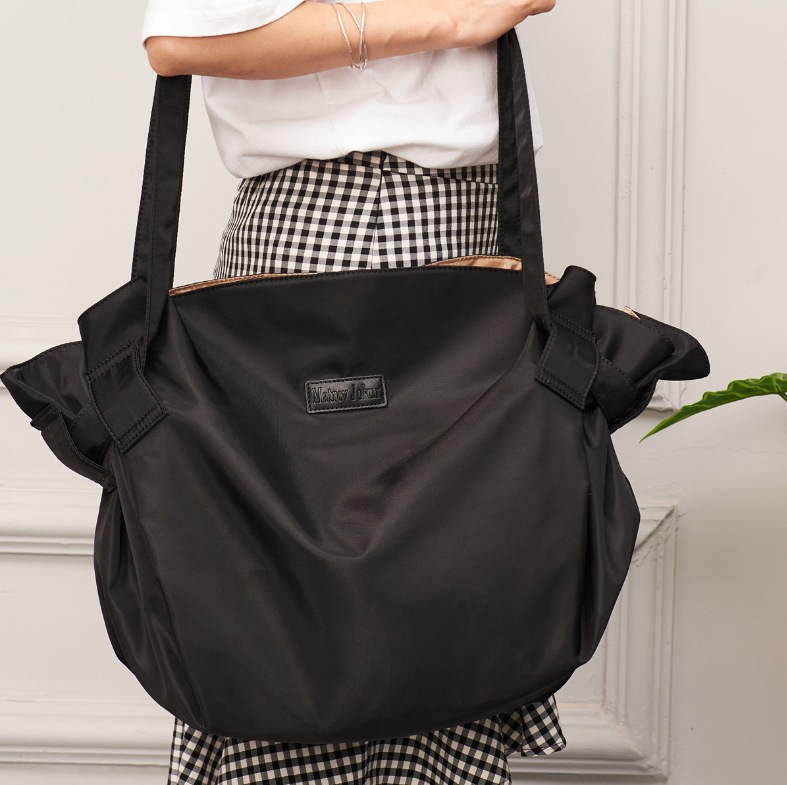 Large-capacity travel and camping shoulder bag (Black)